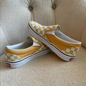 Vans Off The Wall, Women Slip On Yellow and white Checkard Sneaker!  💛🤍